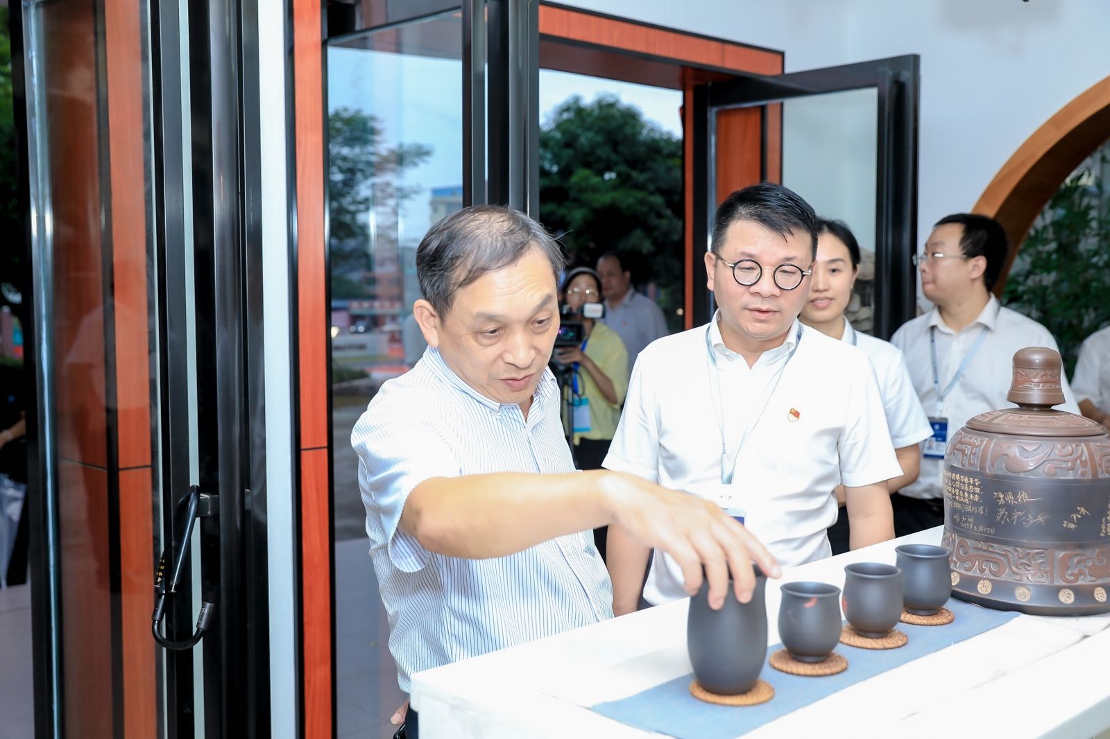 参观坭兴陶展厅 参观坭兴陶展厅