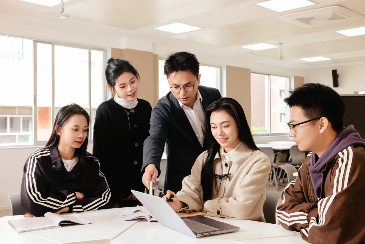 广西英华国际职业学院sc教室师生讨论