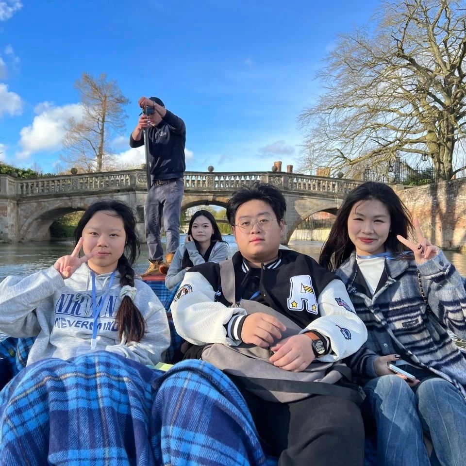 在为期14天的时间里，学子们深度感受了沉浸式纯英文课堂，探...