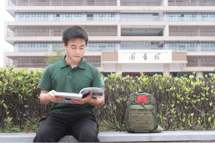 利远彬在北部湾大学图书馆