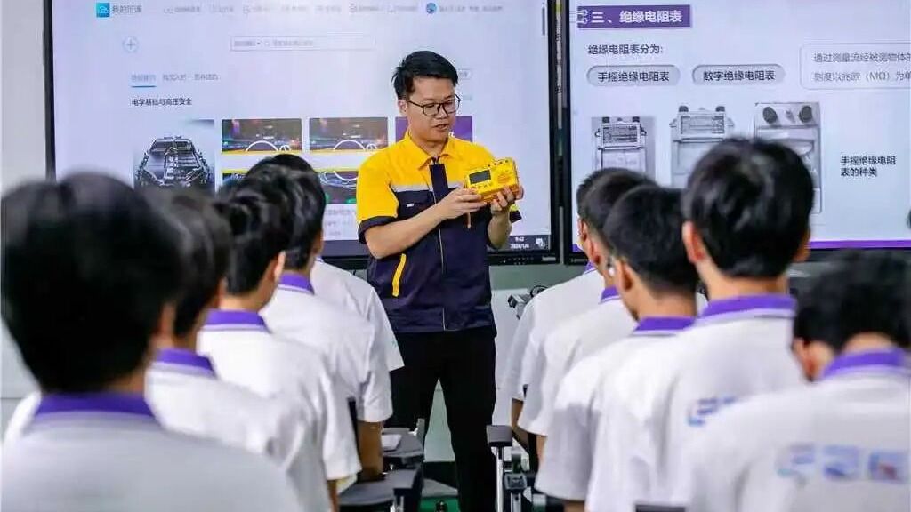 「问道·大学」郭人玮:4S店技术经理到省赛一等奖教师,他把车间标准搬进课堂